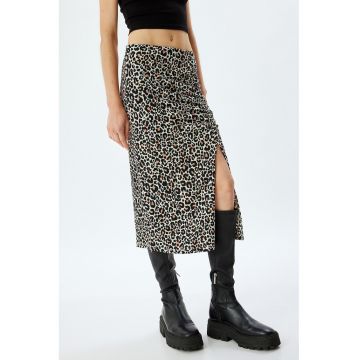 Fusta cu animal print si slit lateral